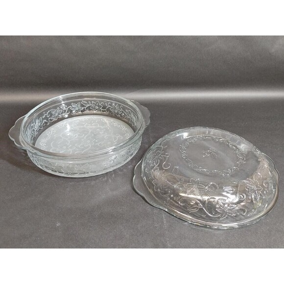 Princess House Fantasia Round 2-Qt. Crystal Baker with Lid, Beautiful Condition. - Picture 2 of 8